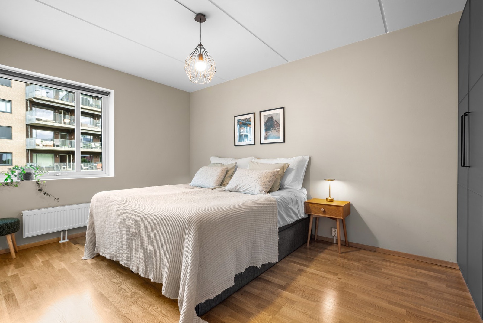 Hovedsoverommet har plass til stor dobbeltseng og er innredet med garderobe. Galleribilde