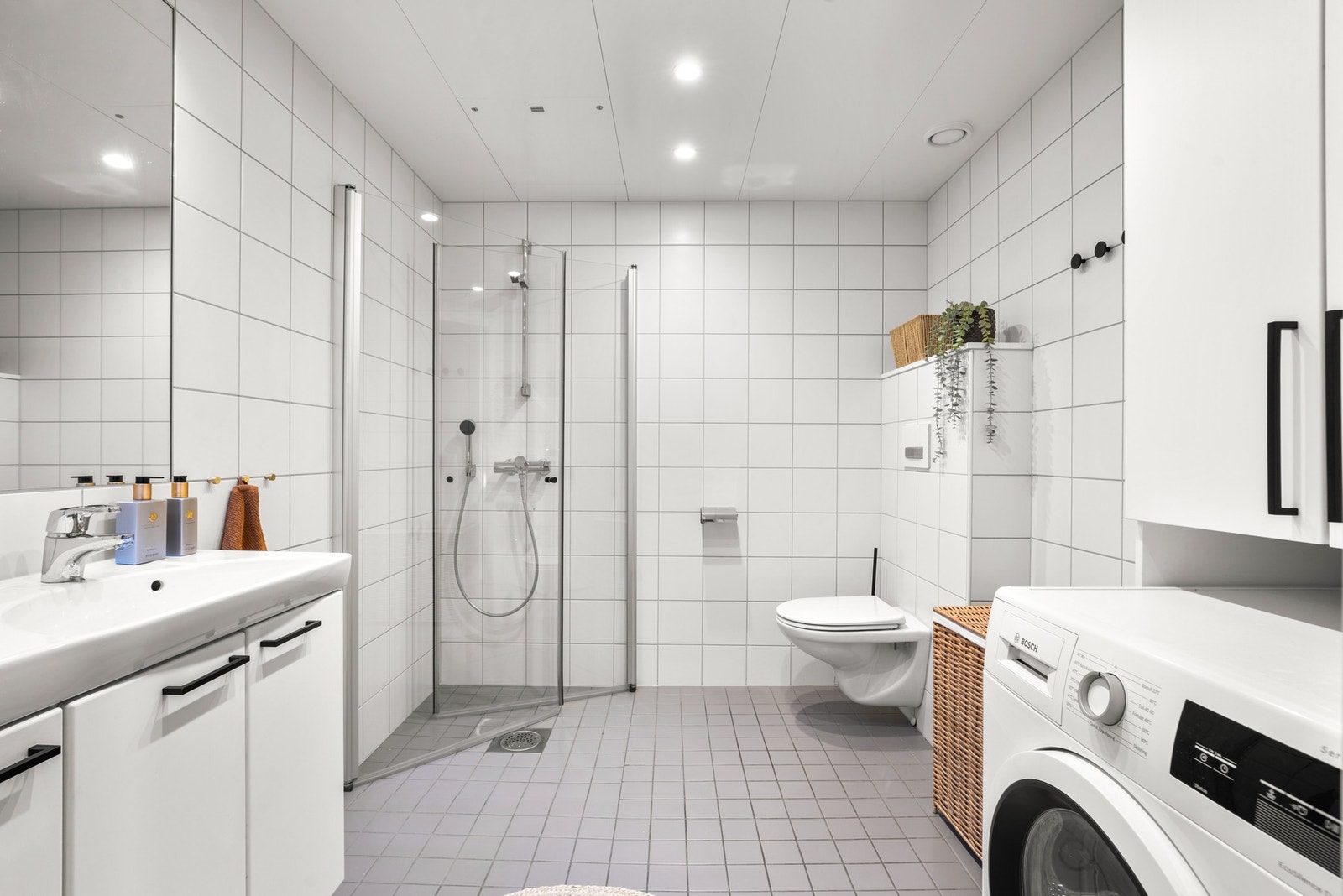 Baderommet er av god størrelse og er innredet med servant, dusjhjørne, vegghengt wc og god plass til både vaskemaskin og tørketrommel. Galleribilde