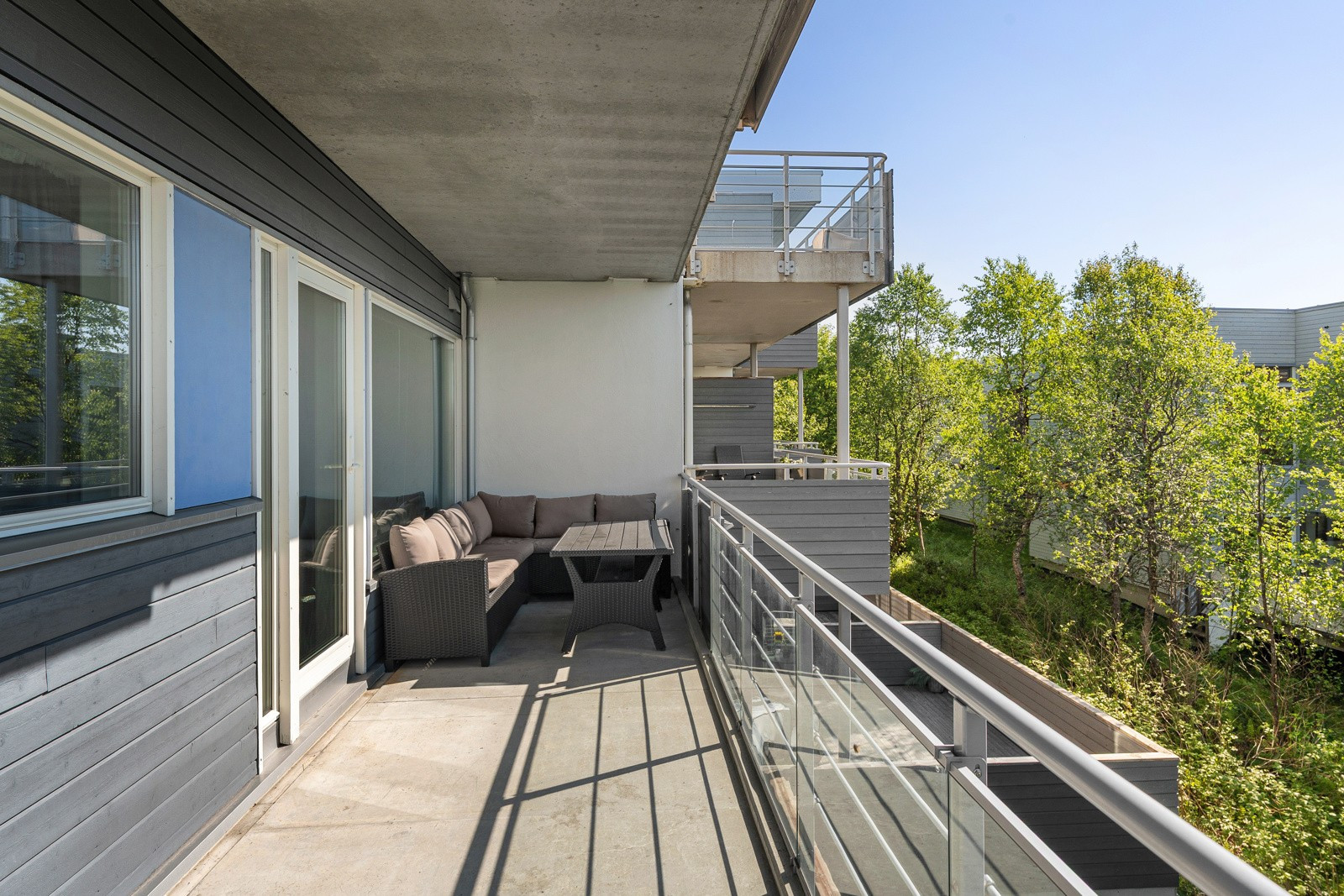 Stor balkong med strålende solforhold. Verandaen har også god plass for utemøbler.