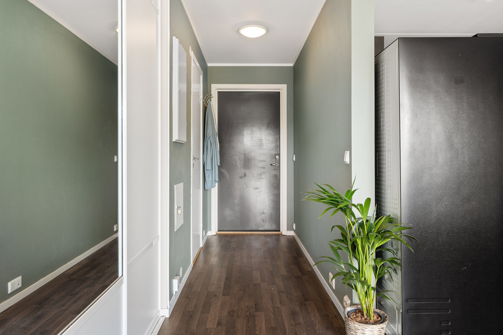 I entréen er det innsatt en praktisk skyvedørsgarderobe for effektiv oppbavaring av yttertøy.