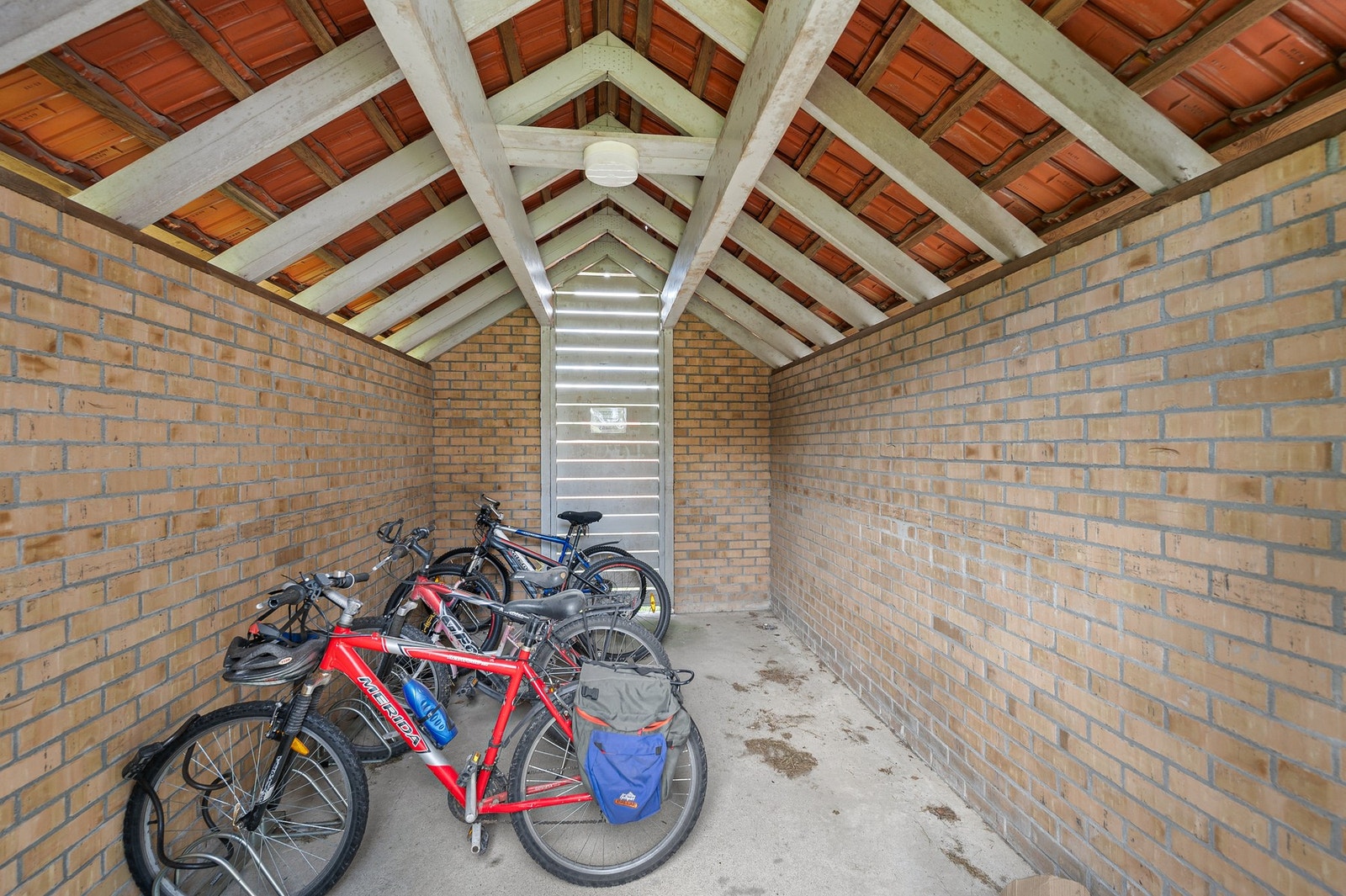 Sykkelparkering rett utenfor blokka - lett tilgjengelig. Galleribilde