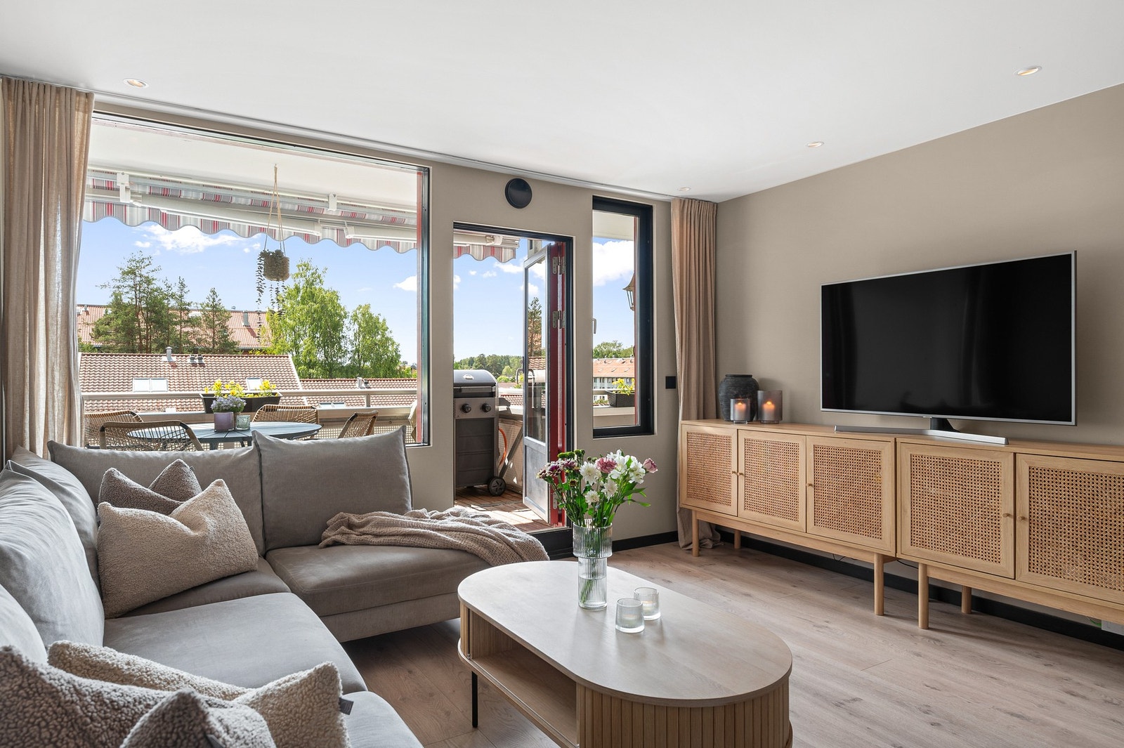 Gjennomgående for leiligheten er slette veggflater malt i lyse, moderne farger, og slitesterk laminat på alle gulvflater. Galleribilde