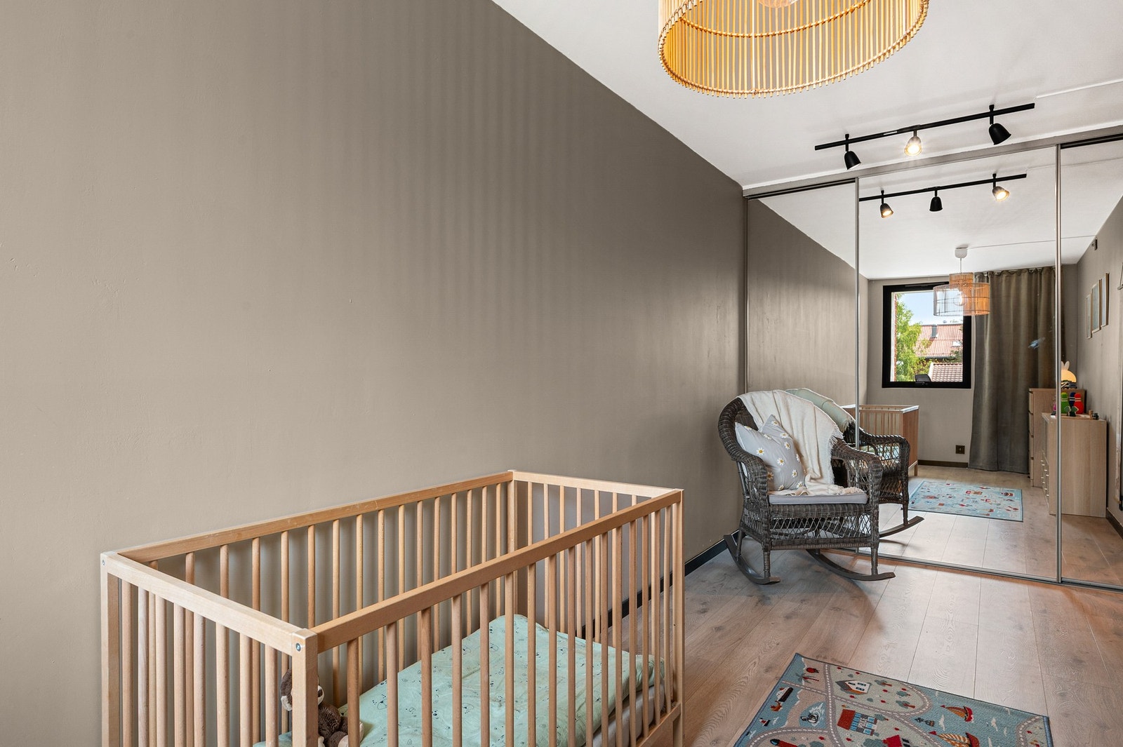 Soverommet er innredet med en stor skyvedørsgarderobe med speilfronter. Galleribilde