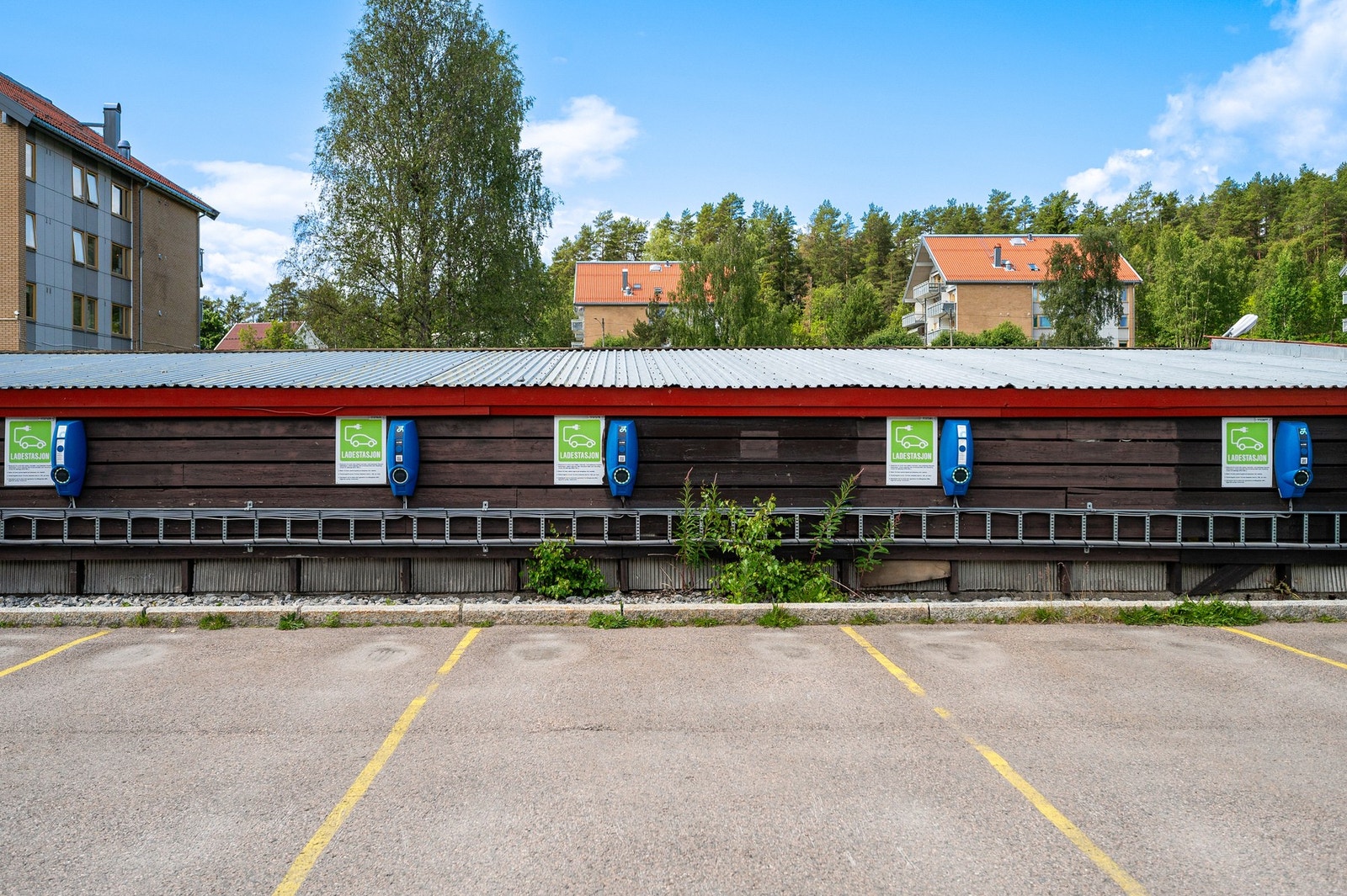 Borettslaget har felles ladeanlegg for elbil - praktisk plassert ved garasjene. Galleribilde