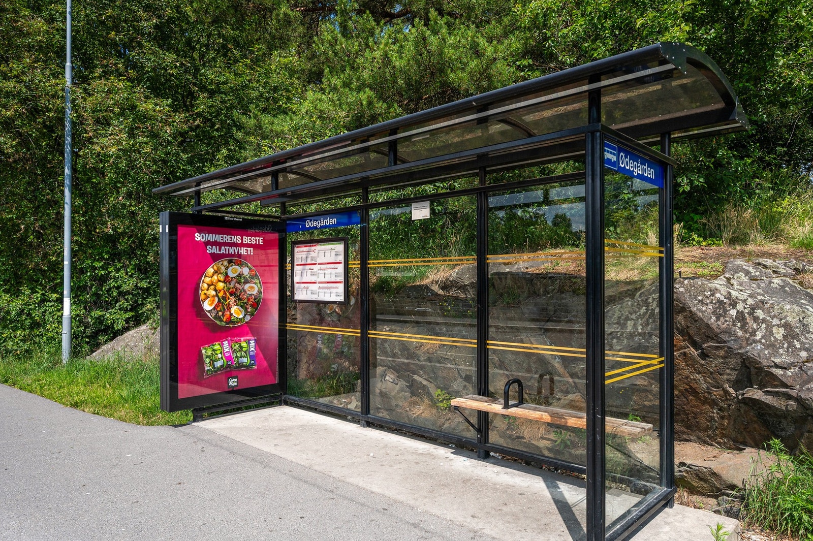 Bussholdeplass ved Landerudsenteret - få minutters gange fra boligen. Galleribilde