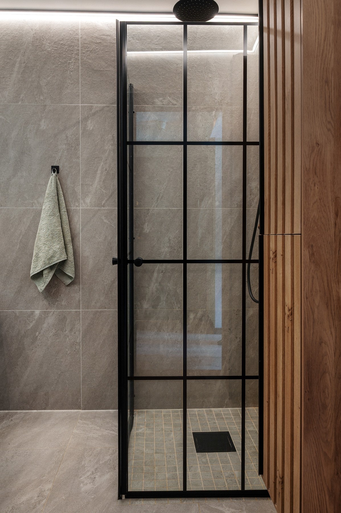 Praktisk dusjløsning med innfellbare glassdører, regndusj og god belysning. Det er mekanisk avtrekk med fuktmåler på badet. Galleribilde