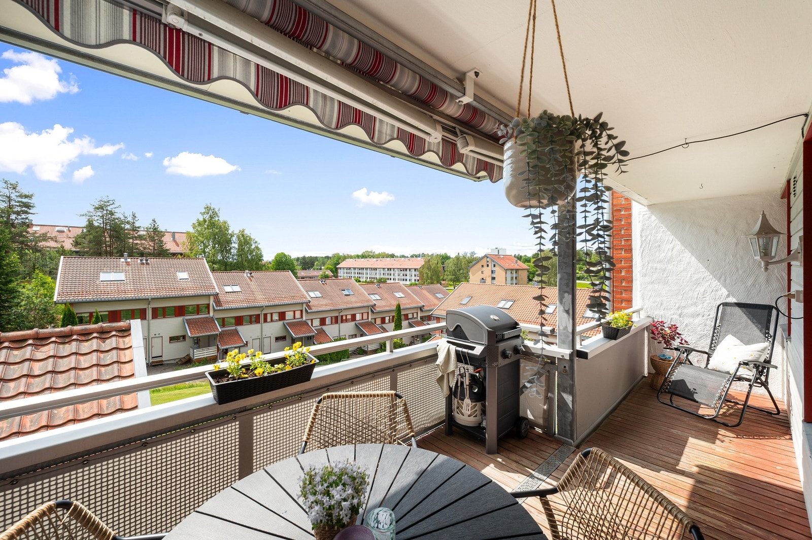 Sydvendt balkong på 11 kvm med sol store deler av dagen - perfekt for både morgenkaffe og ettermiddagssol. Galleribilde