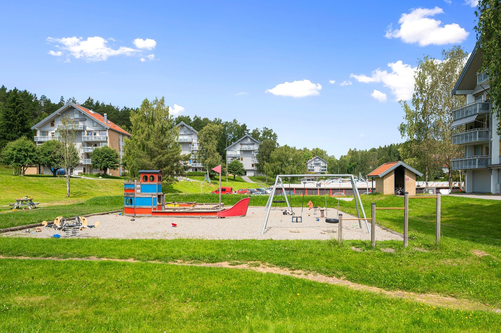Borettslaget har flere flotte lekeplasser - populær møteplass for barn i borettslaget. Galleribilde