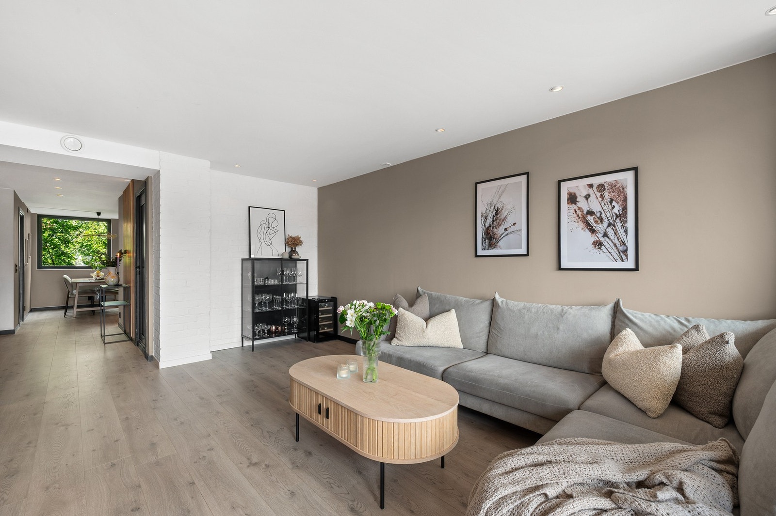 Stuen har god plass til hjørnesofa og tilhørende møblement. Godt med belysning fra dimbare downlights. Galleribilde