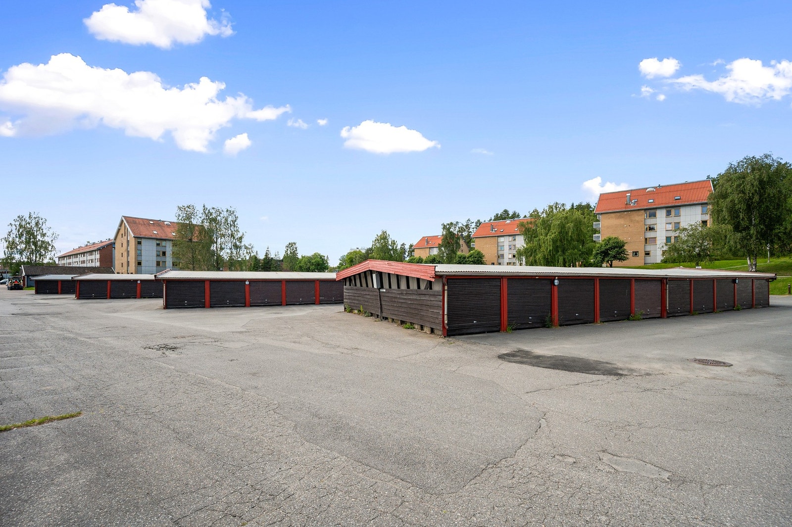 Det er felles parkeringsplasser beboerne i borettslaget kan benytte seg av. Det er også mulig å leie fast parkeringsplass eller garasje - rett i nærheten av boligen. Galleribilde