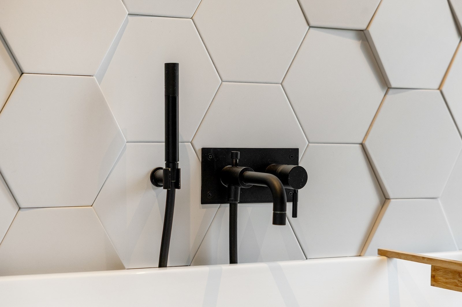 Flotte detaljer som både ser bra ut og gir et helhetlig uttrykk sammen med resten av armaturene i sort matt fra Tapwell. Galleribilde