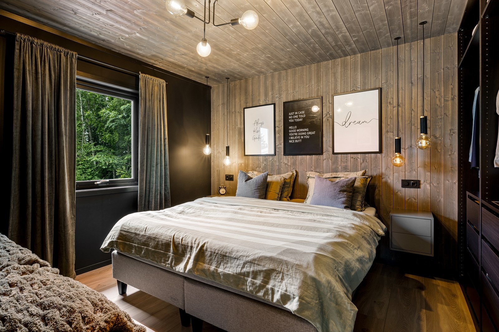 Hovedsoverommet er pusset opp i 2023 og fremstår som en rolig og gjennomført oase for avslapning. Rommet er innredet med en stilren IKEA-garderobe i brunsort utførelse. Matchende nattbord er elegant montert på vegg og gir et helhetlig og ryddig uttrykk. Galleribilde