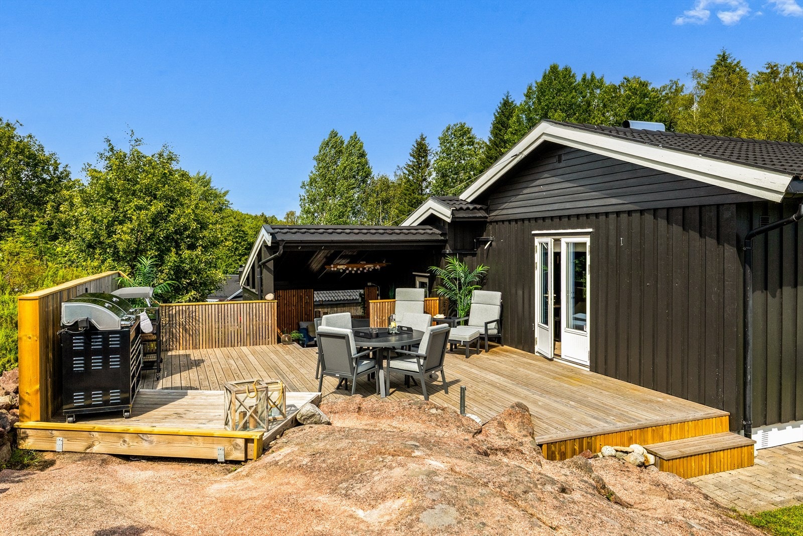 Terrassen er en hyggelig og innbydende uteplass, perfekt til grilling og sosiale sammenkomster. Her kan du nyte varme sommerkvelder med familie og venner, omringet av en lun atmosfære og flotte omgivelser. Galleribilde