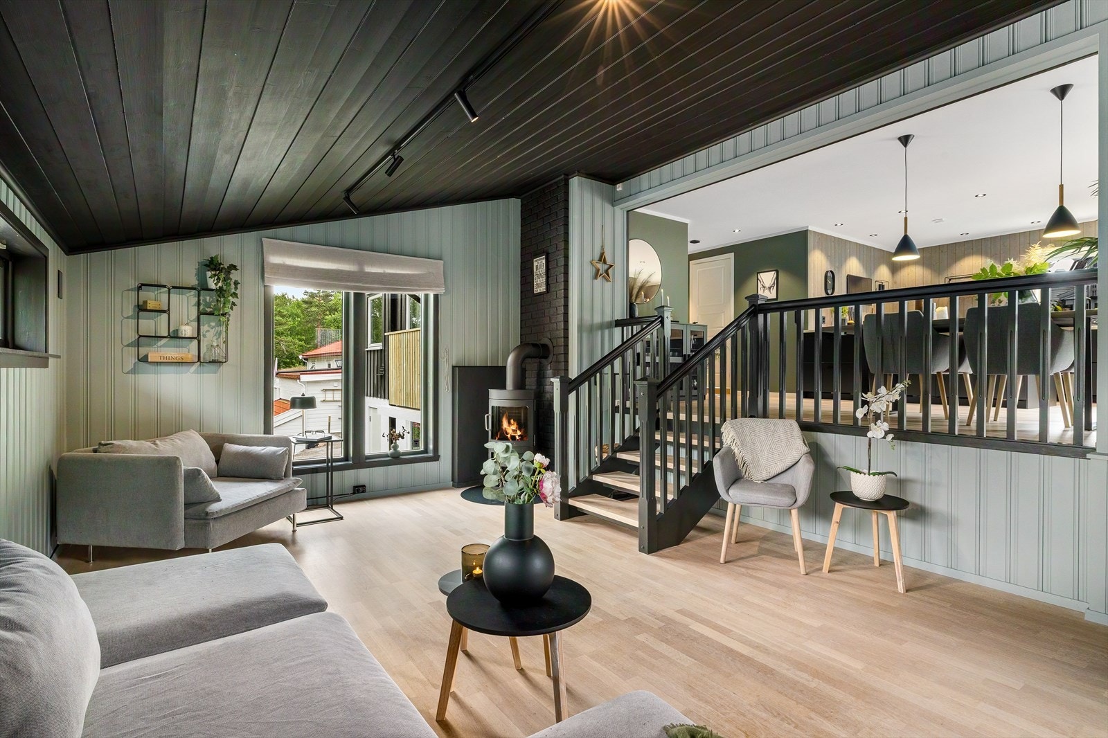 Stuen ligger et trinn ned fra spiseplassen, noe som gir en naturlig og elegant nivåforskjell som skaper soner i rommet. Her får du en lun og tilbaketrukket atmosfære - perfekt for avslapning og hyggelige TV-kvelder. Galleribilde