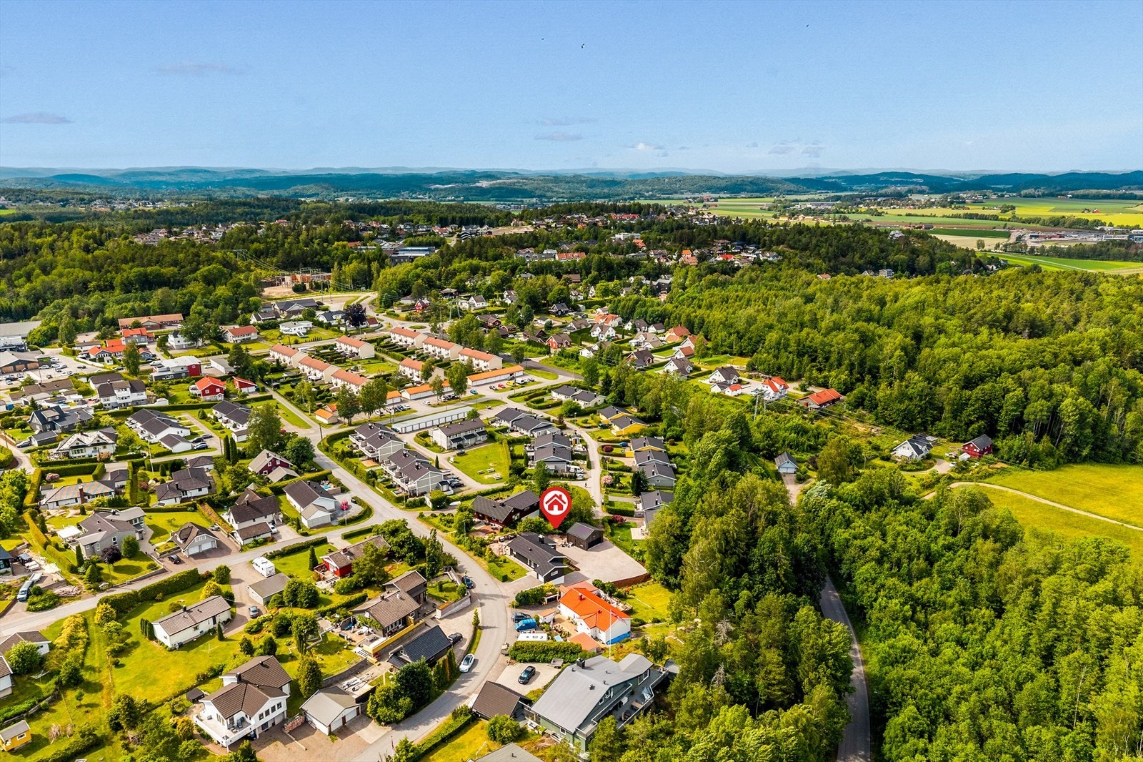 For barnefamilier er det trygge gang- og sykkelstier til Vear barne- og ungdomsskole, og det finnes flere videregående skoler i nærområdet. Barnehagene Ekely og Sigridløkka ligger like i nærheten. Galleribilde