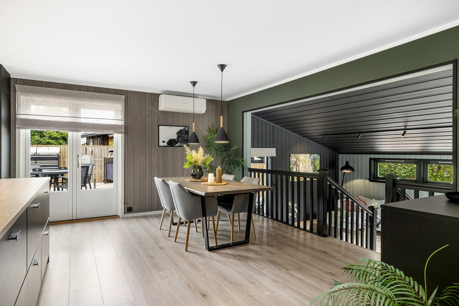 Gulvet er belagt med slitesterkt laminat, og rommet er utstyrt med smartstyrt belysning som enkelt lar deg tilpasse stemningen etter anledning. Her er det også installert en kraftig og energieffektiv varmepumpe (Mitsubishi Heavy Kazan). Galleribilde