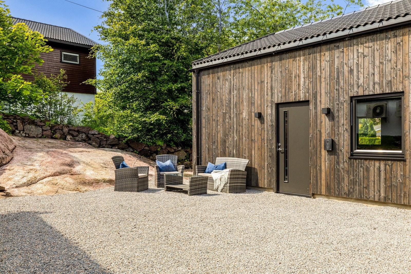 Rett utenfor garasjen finner du en flott og innbydende samlingsplass - perfekt for en matpause i solen eller en hyggelig prat etter dagens prosjekt. Galleribilde