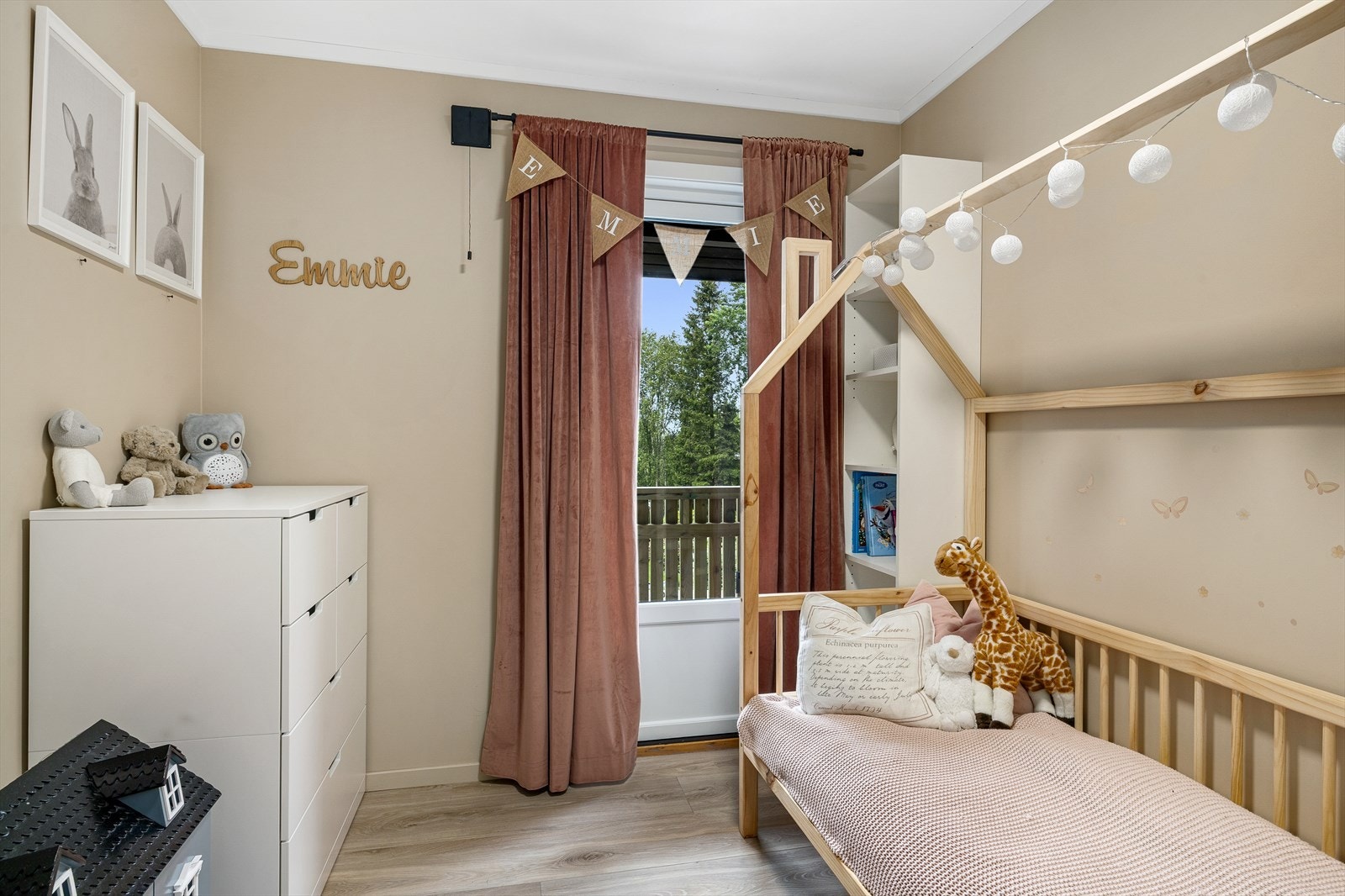 Dette rommet er et lite høydepunkt i boligen - lyst, moderne og med direkte utgang til balkong! Med laminatgulv i samme stil som kjøkken og stue, malt gipshimling og nymalte veggflater i nøytrale farger, fremstår rommet som både koselig og stilrent. Galleribilde