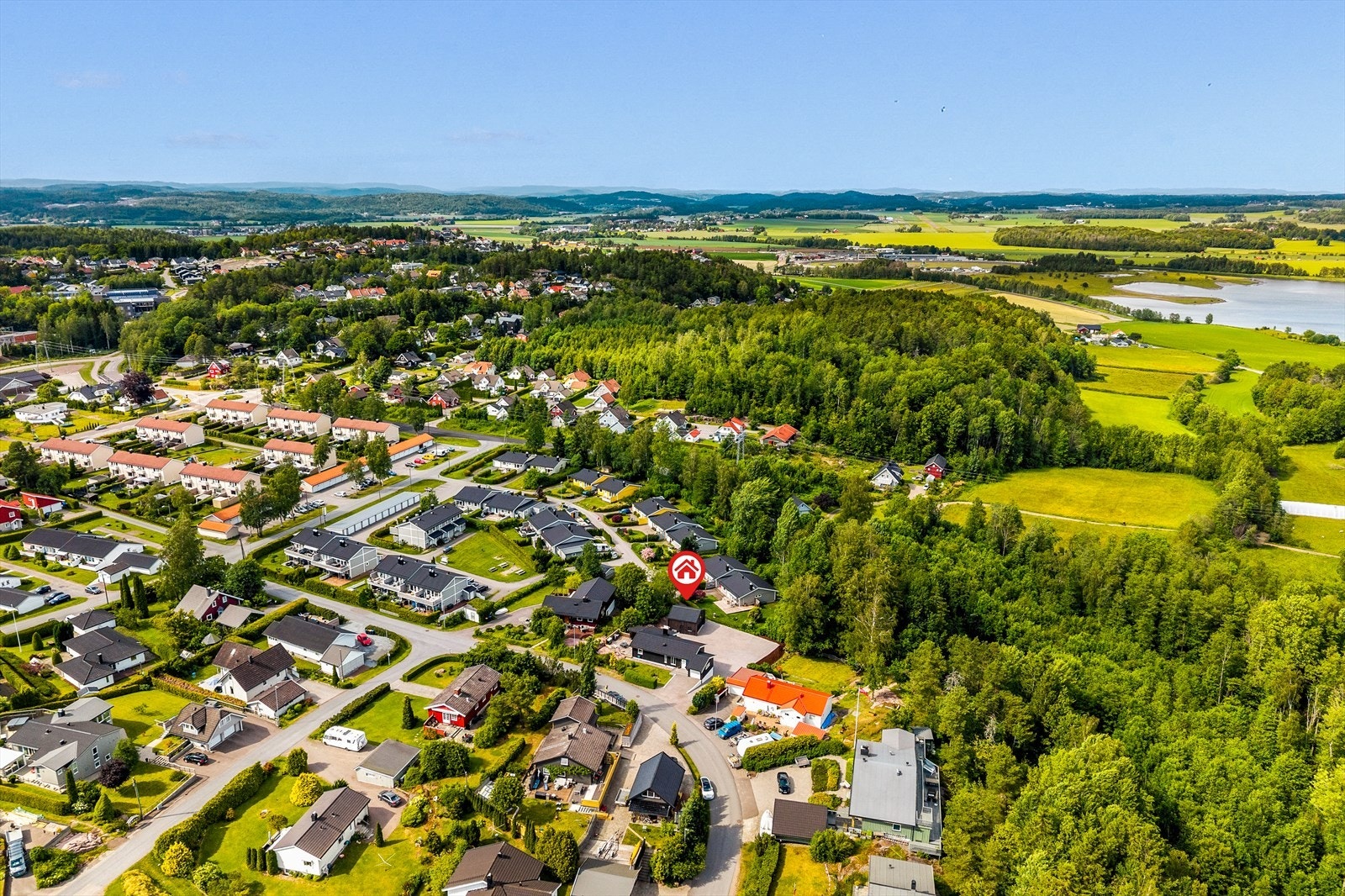 Nærområdet byr på det aller meste for både store og små: skole, barnehager, lekeplasser, treningssenter, ny discogolfbane og ikke minst et aktivt idrettsmiljø med flere fotballbaner og klatrevegg i Vearhallen. Galleribilde