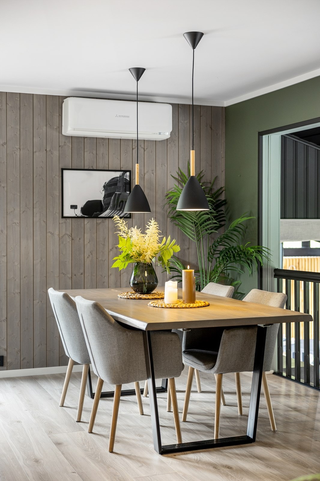 Rommet er innredet med en varm og lun atmosfære, der ferdigbehandlet panel i modellen "Skumre" fra Bergene Holm kombineres med malte flater for et stilrent, men samtidig hjemmekoselig uttrykk. Galleribilde