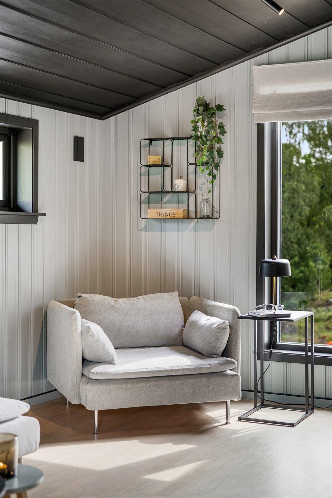 I stuen er det også et hyggelig hjørne - perfekt for en god lenestol og en stille stund med en kopp kaffe eller en bok. Et lunt og rolig hjørne av rommet som gir plass til egne øyeblikk i hverdagen. Galleribilde