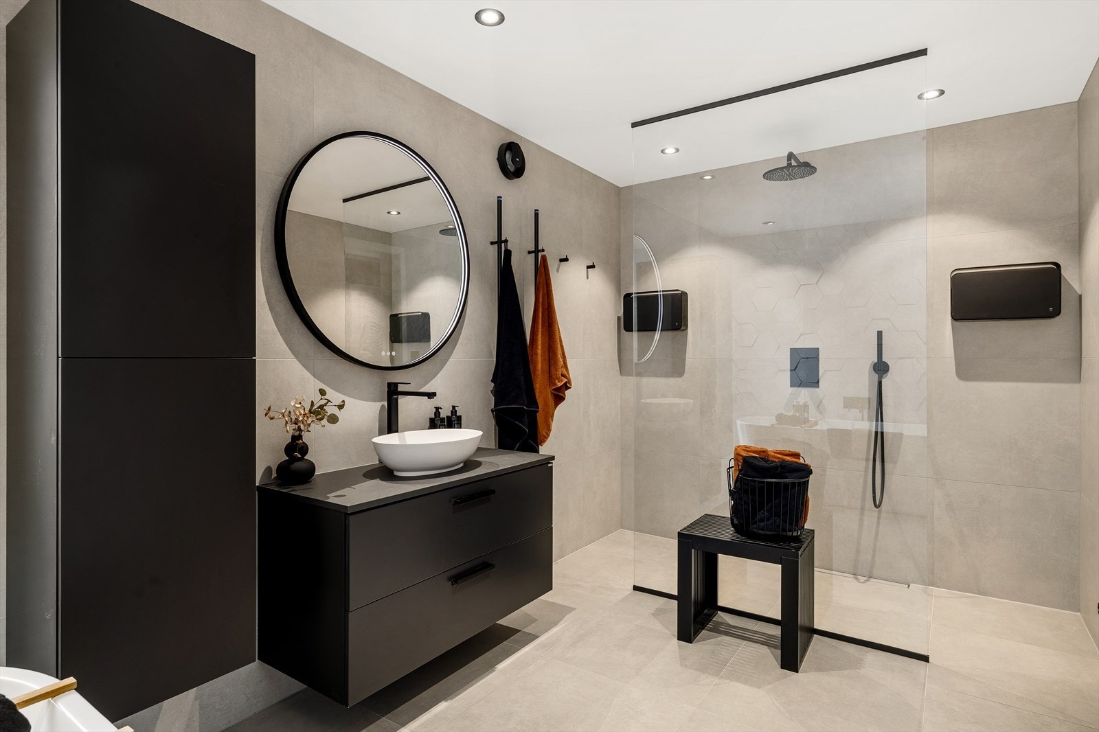 Baderomsinnredningen er fra Westerbergs, med laminert benkeplate og en matt hvit servant fra Dansani. Også her er det lagt vekt på kvalitet og design. Galleribilde