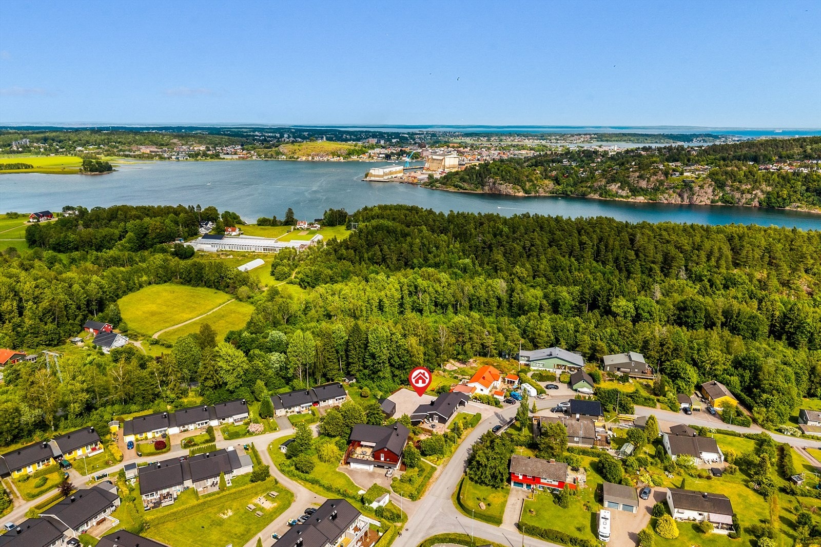 Vear er vakkert plassert mellom Akersvannet i vest og Vestfjorden i øst, med flotte turområder rett utenfor døren. Galleribilde