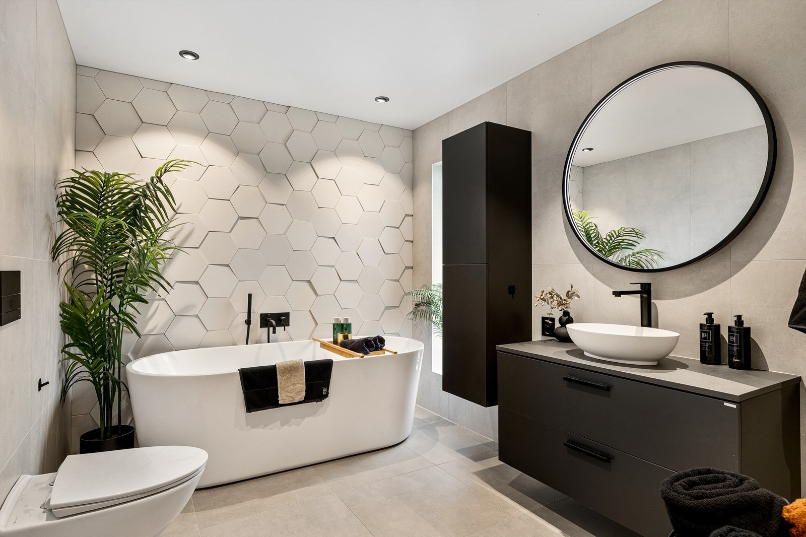 Badet ble renovert i 2020 og fremstår som et lekkert og eksklusivt rom med høy kvalitet i både utførelse og materialvalg. Galleribilde