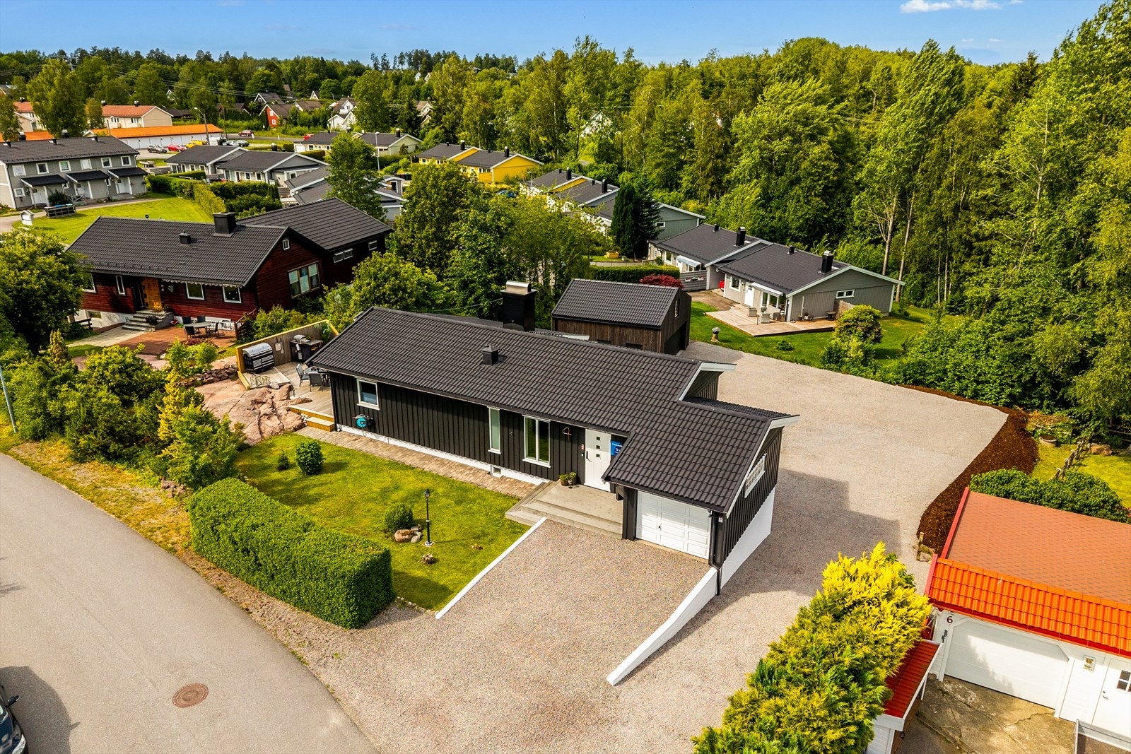 Ved inngangspartiet er det svært god plass til parkering, noe som gjør hverdagen både praktisk og fleksibel - enten det er for egen bil, gjester eller leveranser. Galleribilde