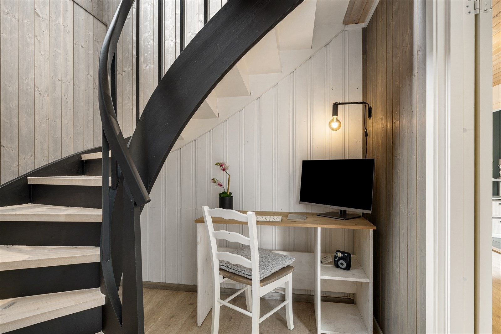 Under trappen er det smart utnyttet plass til et praktisk og koselig hjemmekontor. Dette lille arbeidsområdet passer perfekt til studier, jobb hjemmefra eller som en rolig sone for kreativt arbeid. Galleribilde