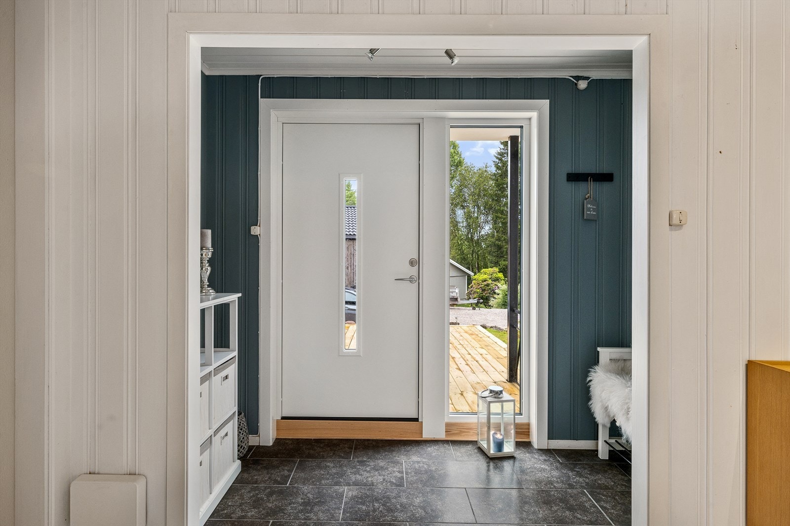 Denne løsningen gir både praktisk adkomst og et godt førsteinntrykk - perfekt for deg som ønsker fleksible innganger og enkel tilgang til uteområdene. Her kombineres funksjonalitet med en gjennomført og helhetlig stil. Galleribilde