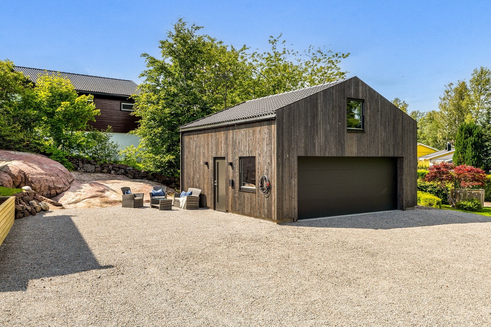 Den nyoppførte dobbelgarasjen er langt mer enn bare parkering - dette er en fullisolert, moderne garasjeløsning med gjennomtenkte detaljer og høy bruksverdi. Galleribilde