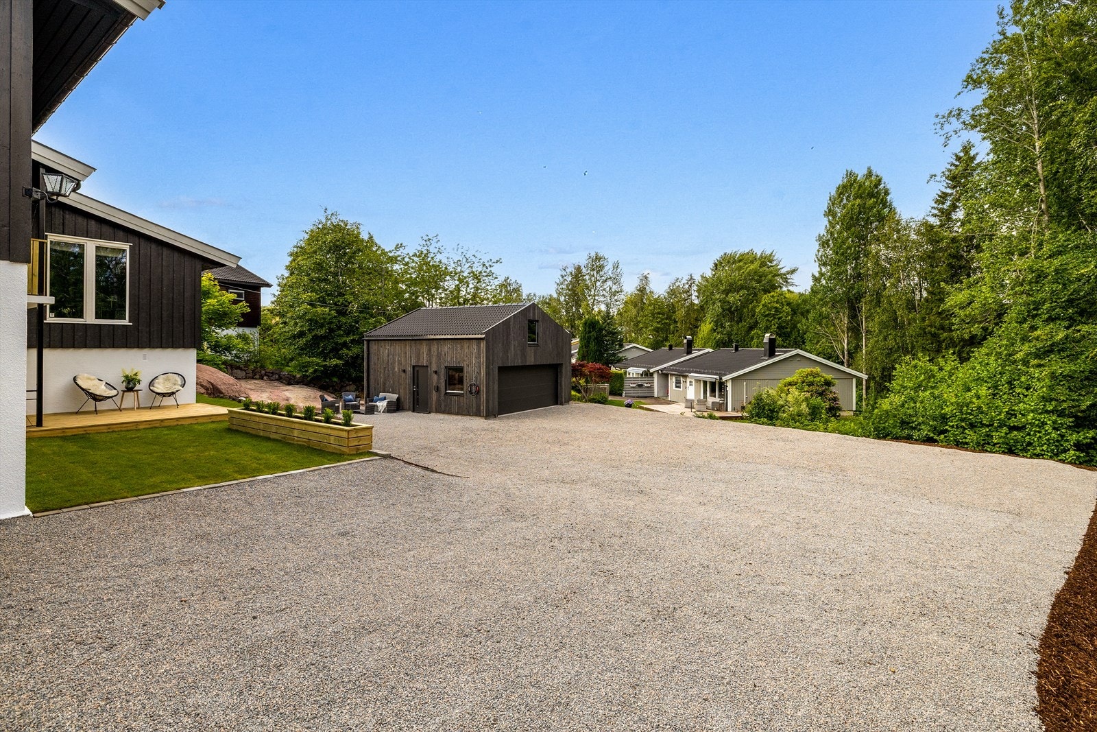 Fjellet i bakkant er rensket og høytrykksspylt, noe som ikke bare gir et ryddig og stilrent uttrykk, men også tilfører uteområdet et eksklusivt og naturlig bakteppe. Galleribilde