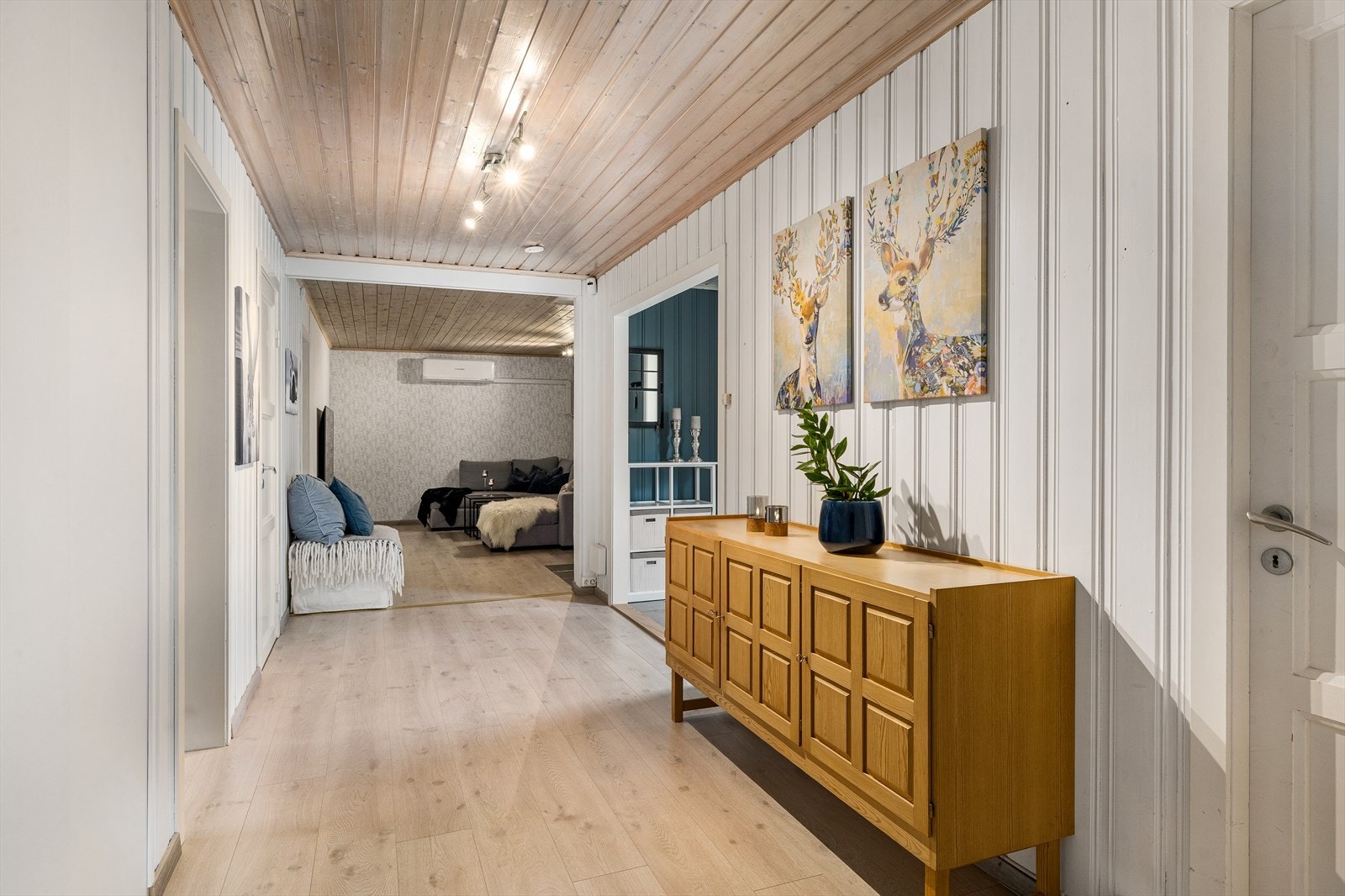 Lys og pen gang i underetasjen. Galleribilde