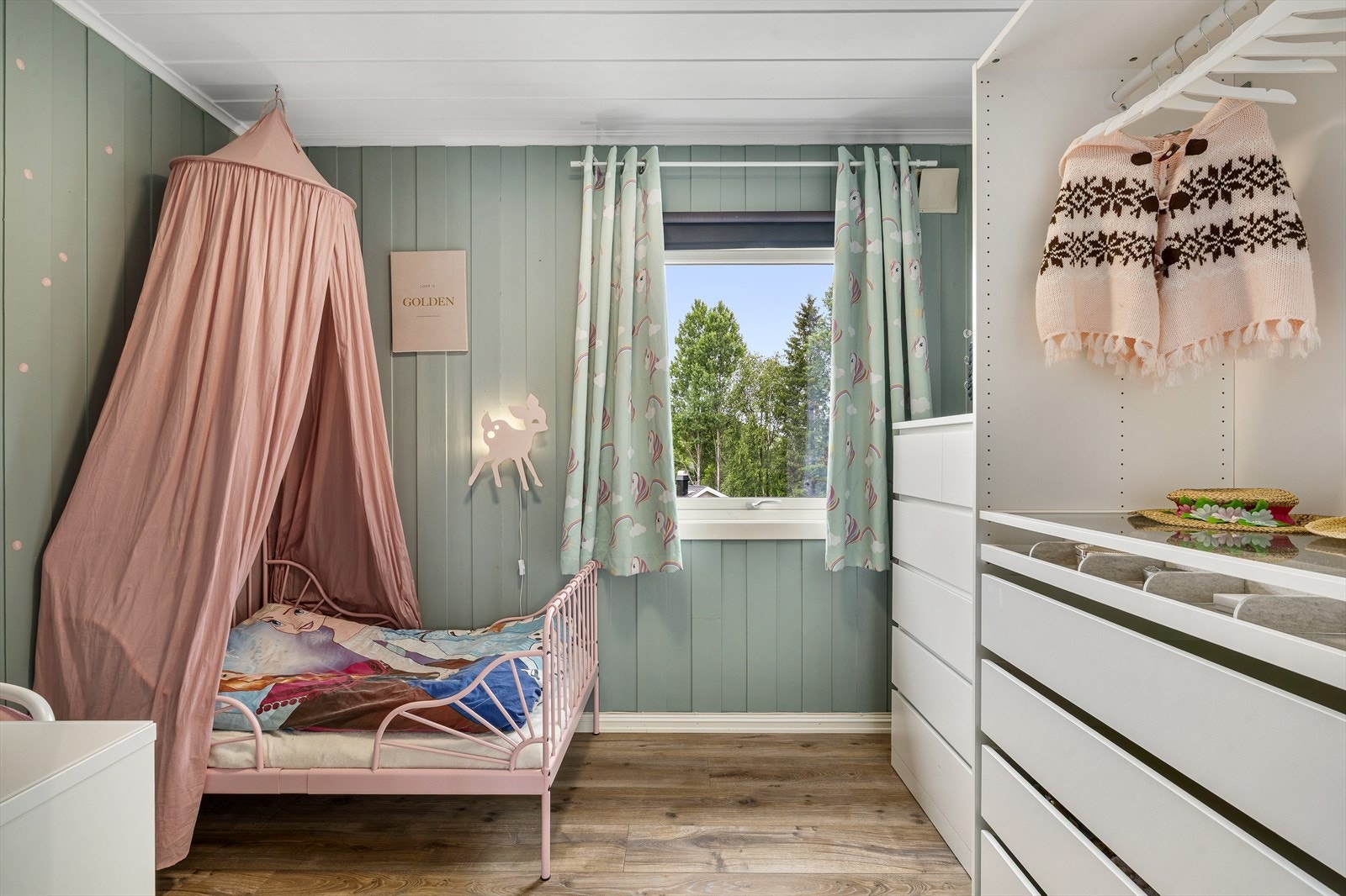 Det ene barnerommet fremstår som lyst, trivelig og innbydende - et perfekt rom for lek, hvile og kreativ utfoldelse. Galleribilde
