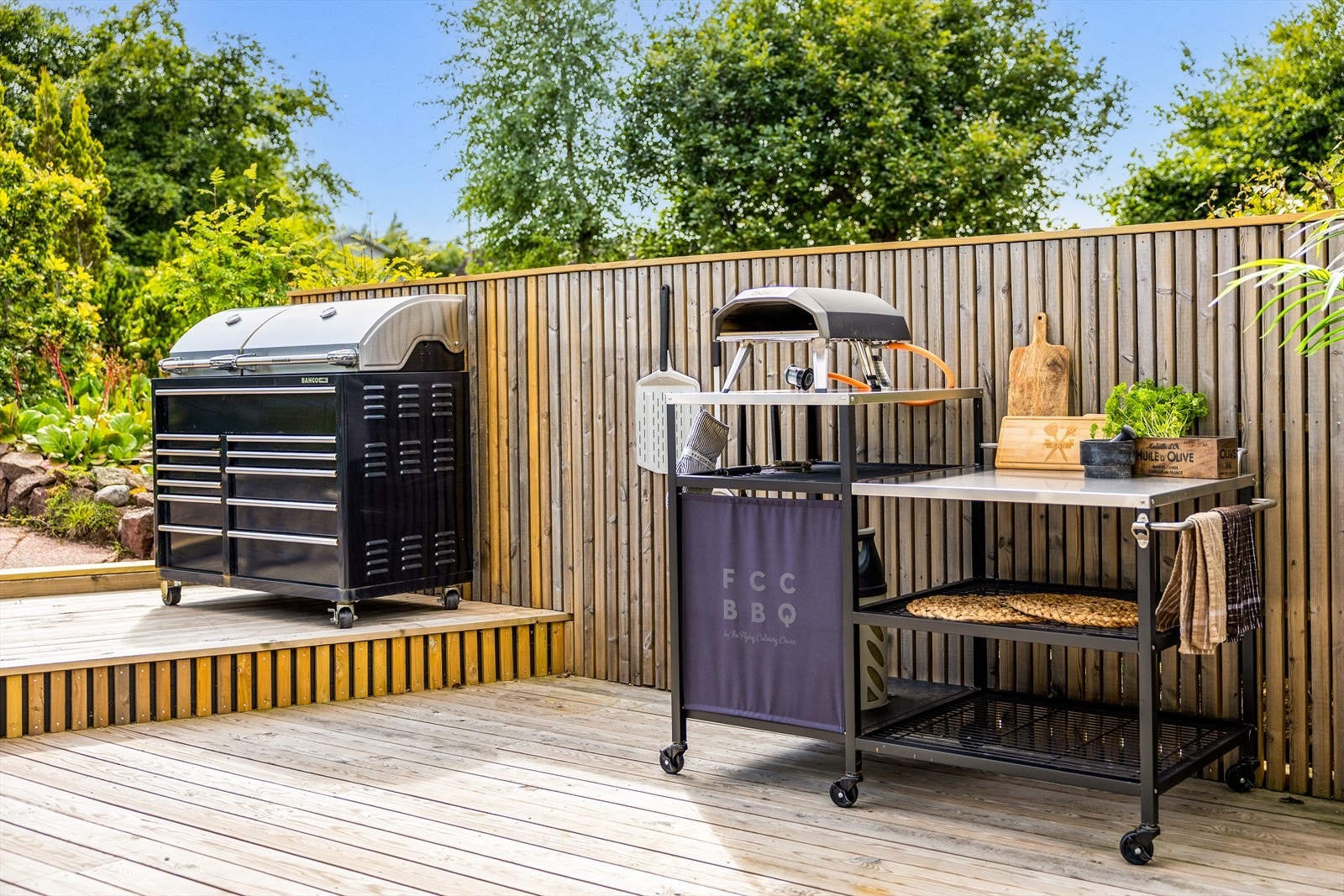 Terrassen er vakkert skjermet med en stilren spilevegg som skaper både privatliv og et moderne uttrykk. Her kan du virkelig slappe av og nyte utemiljøet uten forstyrrende innsyn, enten du griller, slapper av eller bare nyter solen. Galleribilde