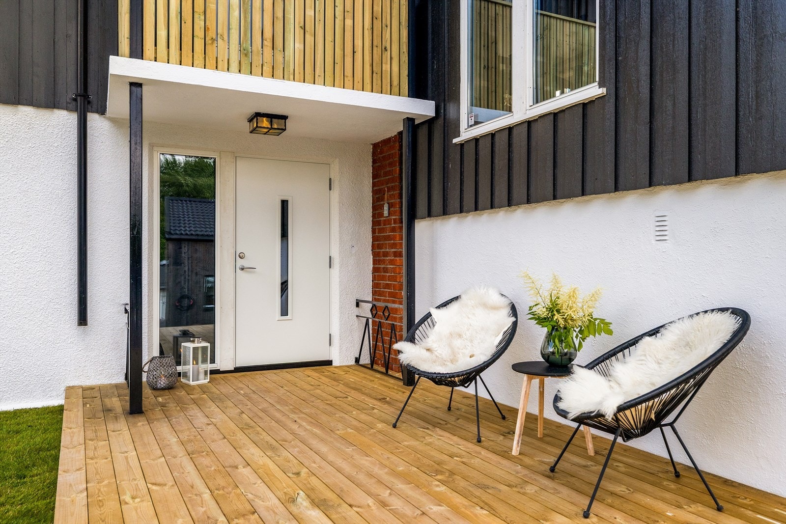 Et perfekt sted å sette fra seg hagemøbler, nyte solen eller skape en hyggelig velkomstsone for både hverdag og gjester. Galleribilde