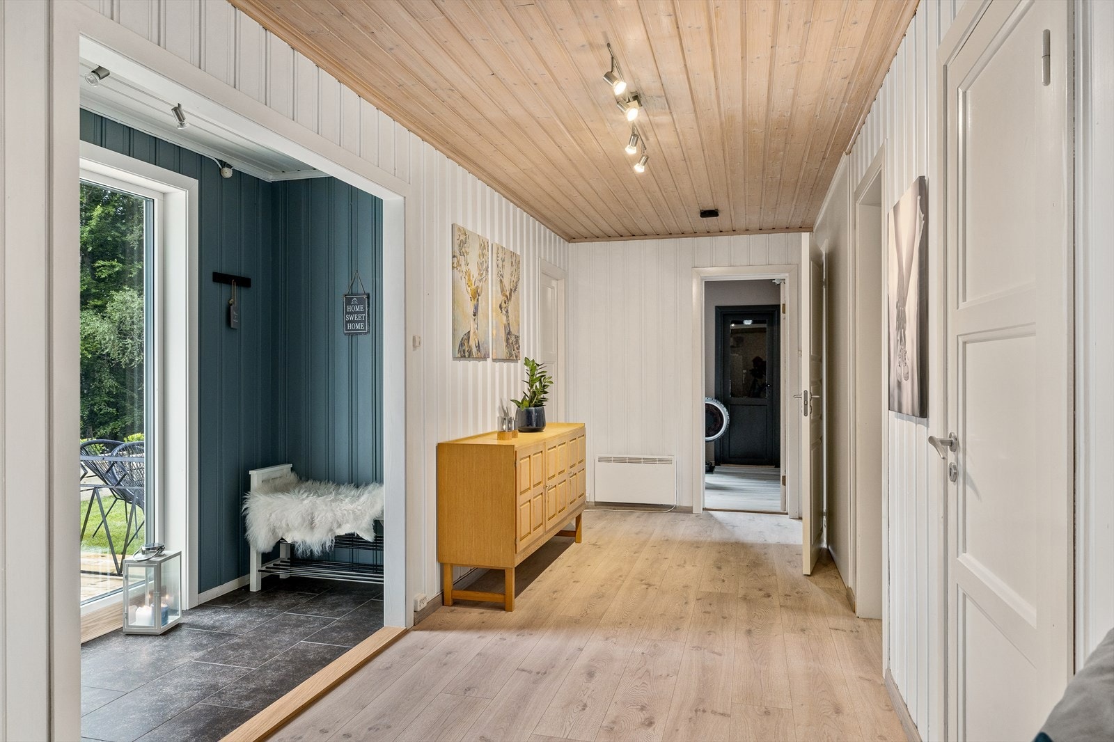 I underetasjen finner du et pent og innbydende inngangsparti som leder deg direkte ut til den romslige gårdsplassen. Galleribilde