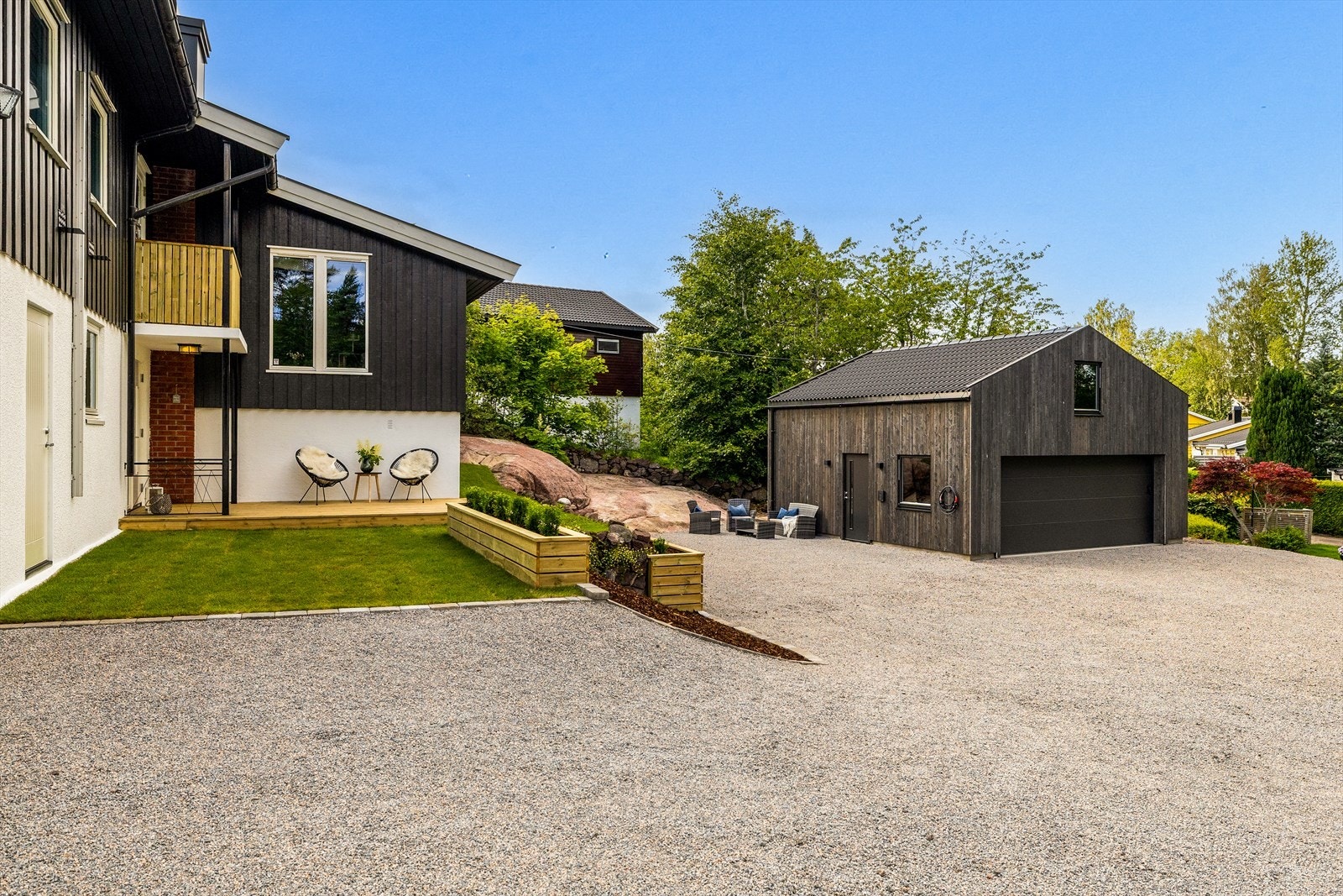 Her får du også smartbelysning, LED-lys over port og elbillader. På toppen av det hele - et stort og isolert loft med mange muligheter, enten du trenger lagringsplass, hobbyrom eller ønsker å innrede et kontor eller studio. Galleribilde