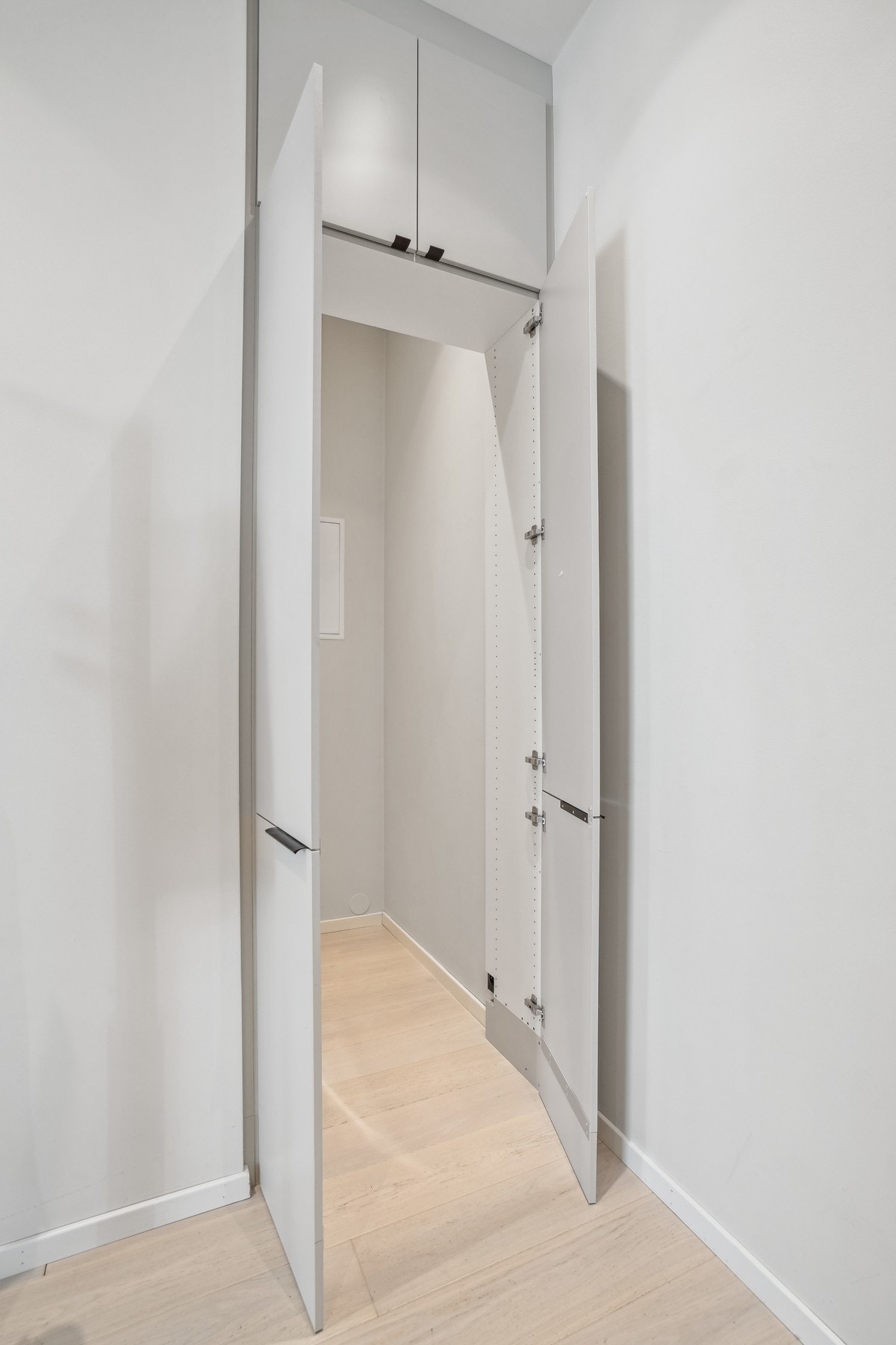 I entréen er det oppført en bod som kan brukes for ''walk in closet'' for yttertøy og sko. Galleribilde
