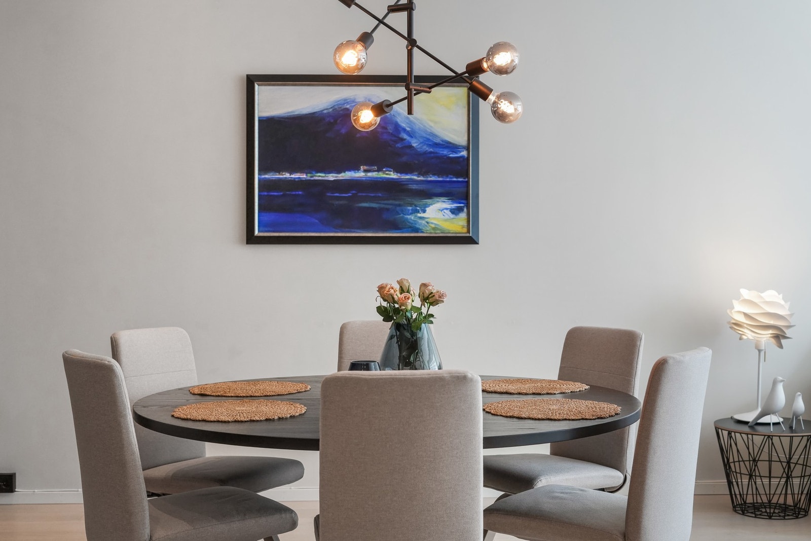 Elegant spisegruppe med delikate detaljer og lun belysning som setter stemningen. Galleribilde