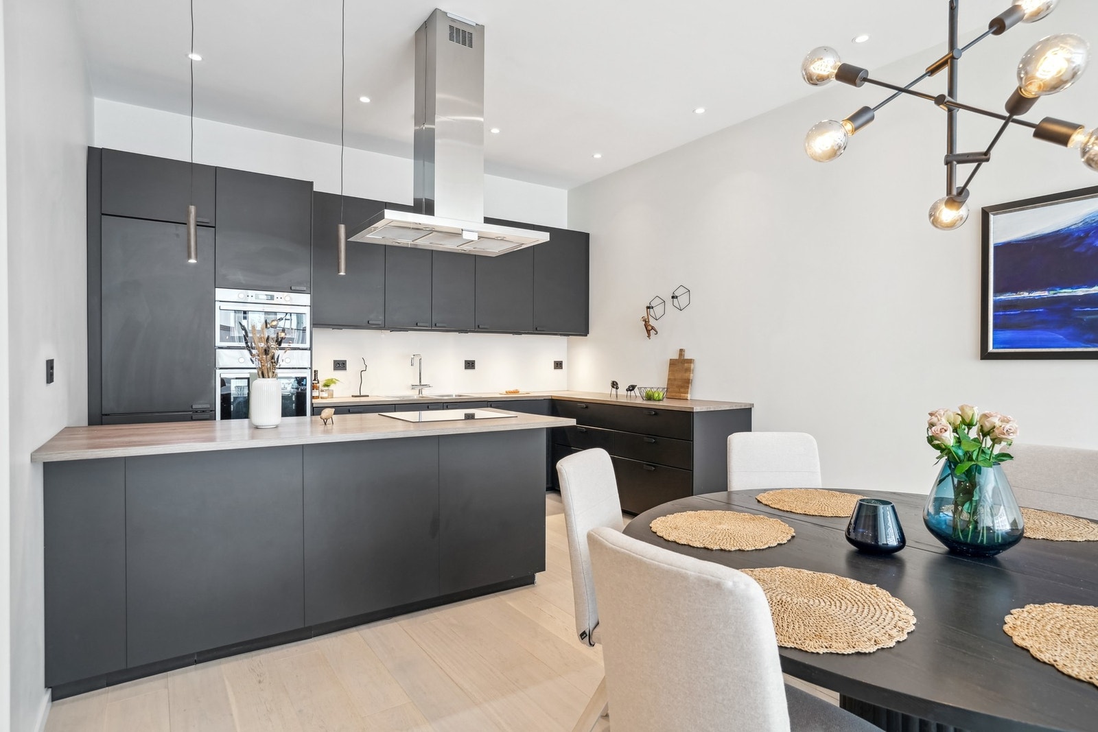 Kjøkkenet har en velutstyrt og innholdsrik innredning fra Ikea med integrerte hvitevarer. Galleribilde