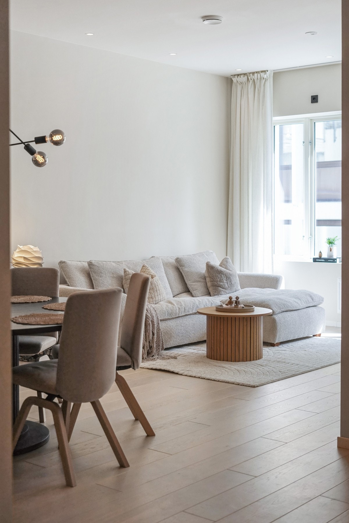 Stuen er inndelt i ulike brukssoner, og har god plass til både sittegruppe og spisebord. Galleribilde