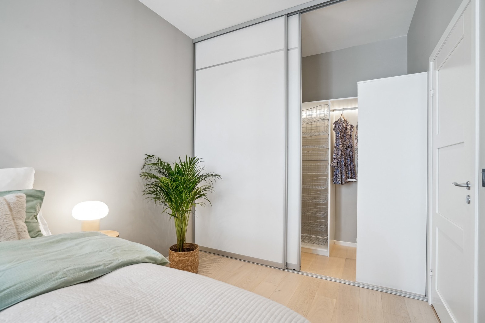 Soverommet har en stor skyvedørsgarderobe - Galleribilde