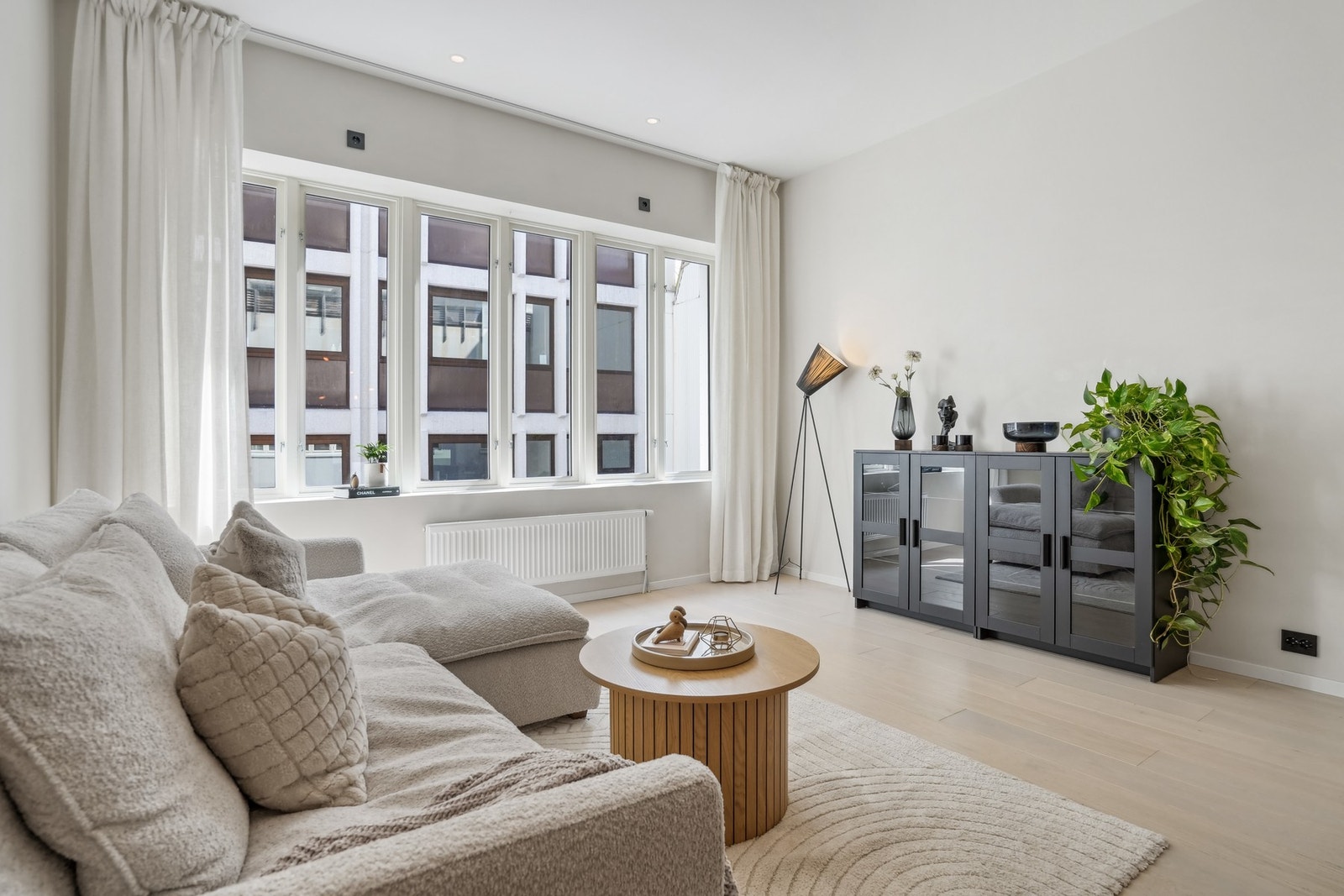 Det er god plass til sofagruppe med tilhørende møblering. Galleribilde