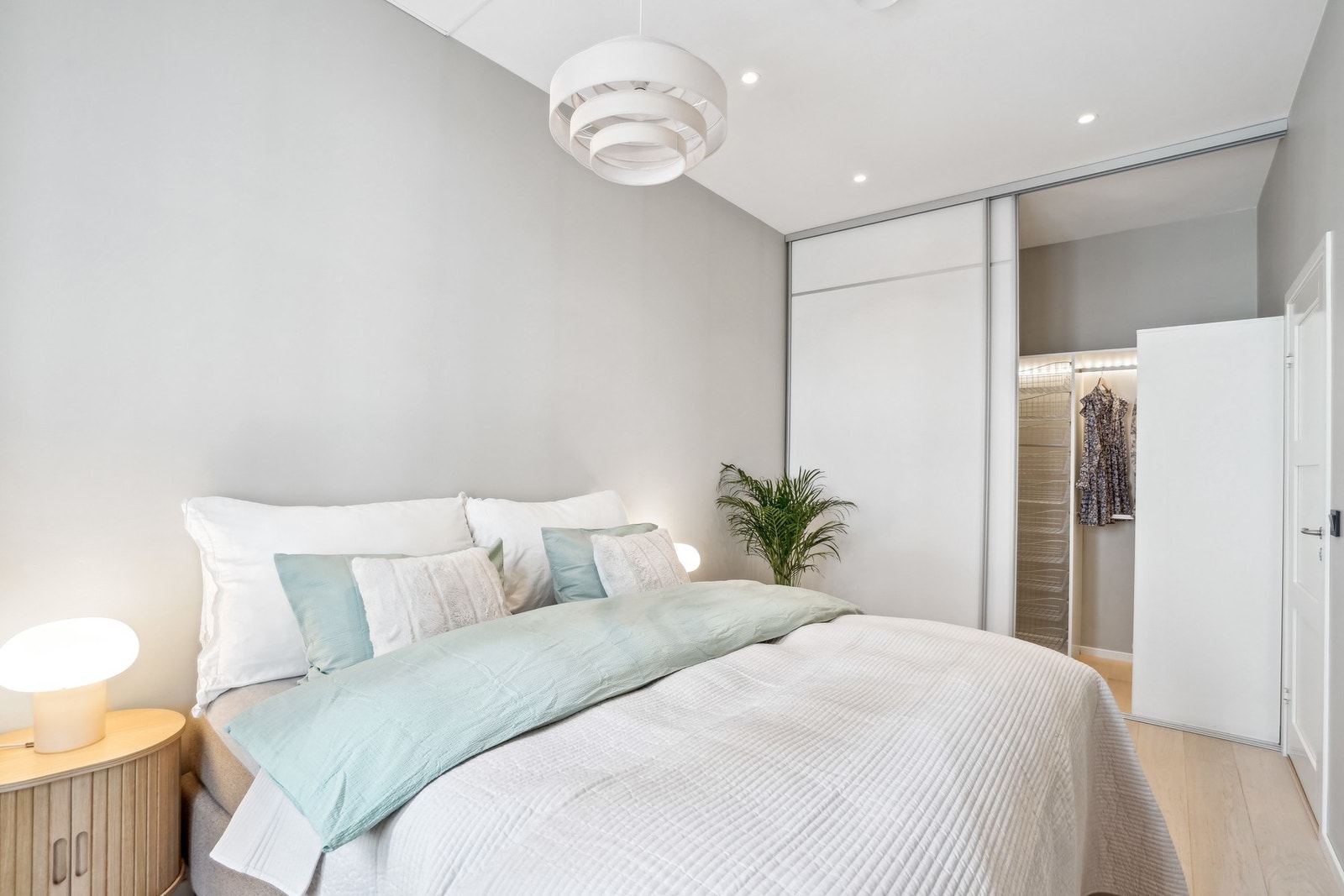 Tiltalende fargevalg og downlights i himling. Galleribilde