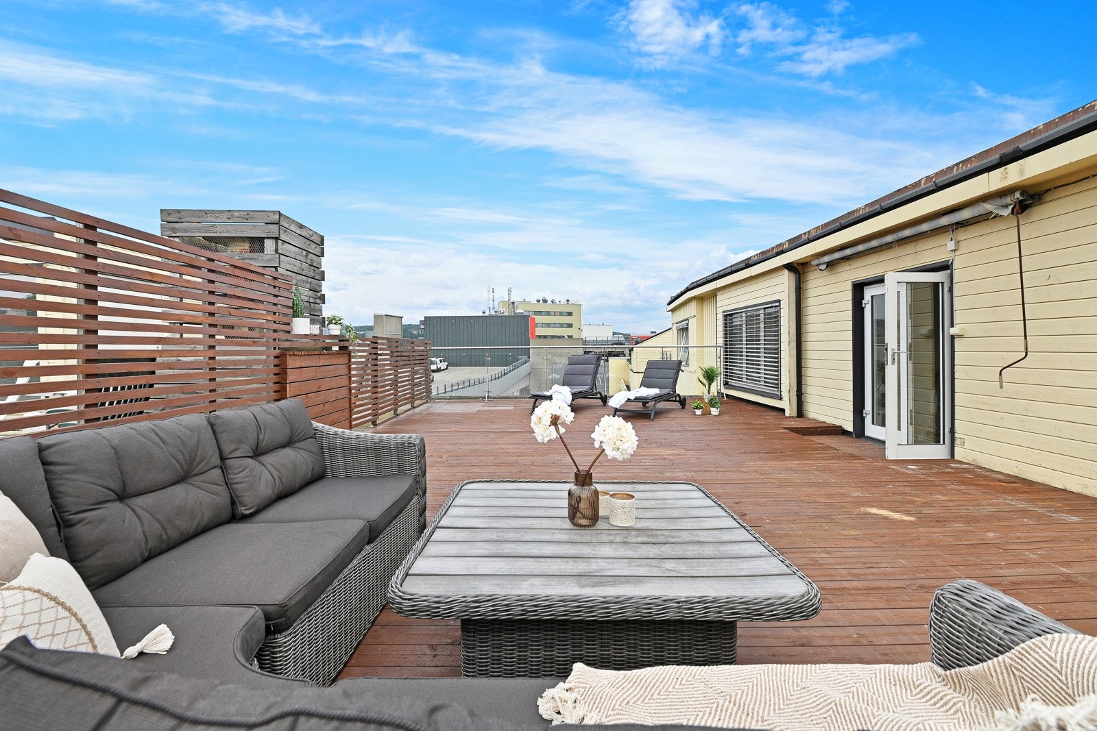 Store deler av sommerhalvåret står døren oppe og takterrassen blir som et ekstra rom. Galleribilde