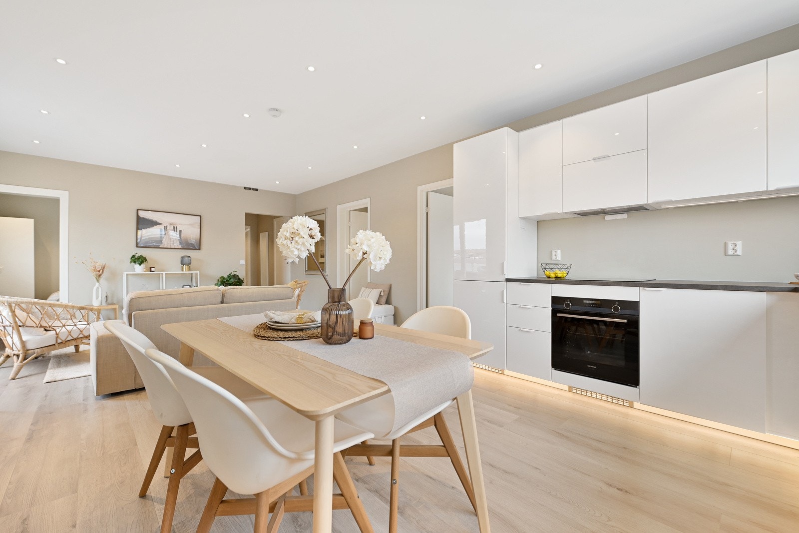 Her har du et arbeidsvennlig kjøkken med gode løsninger og fin plassutnyttelse for deg som er glad i å lage mat. Galleribilde