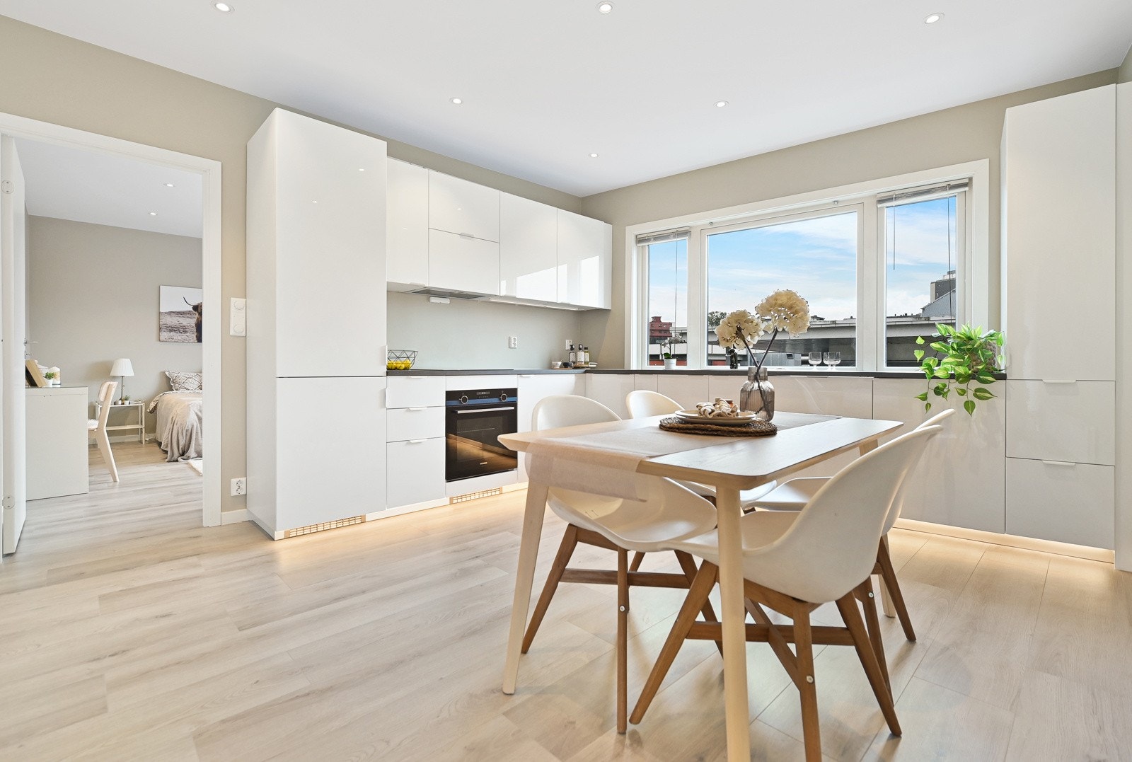 Det praktiske kjøkkenet ligger i åpen kjøkkenløsning med stuen. Kjøkkenet er fra 2024. Galleribilde