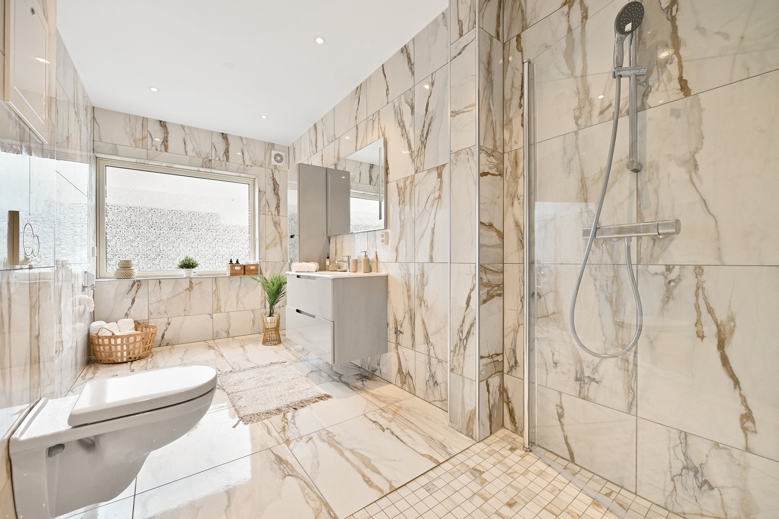 Leiligheten har et delikat bad fra 2024. Galleribilde